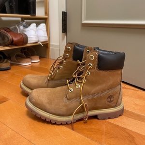 CLASSIC Timberland winter books, Women's size 8.5, Wheat Nubuck